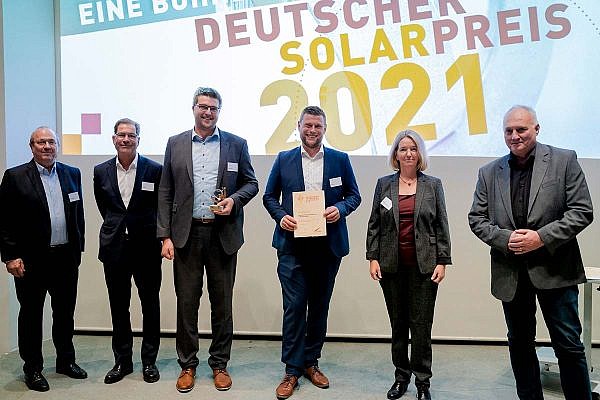 Verleihung des Deutschen Solarpreises 2021 an Fabian Karthaus und Josef Kneer (mitte) - Foto: Eurosolar e.V.