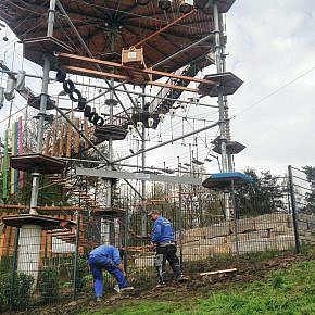 MKG employees building the fence around the climbing tower