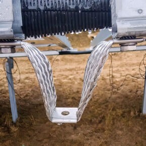 Bridging strap for potential equalisation between the tables